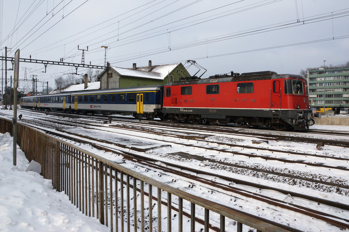 SBB: Meine zufällige Beobachtung des 18. Januar 2017 vom Auto aus anlässlich einer Durchfahrt beim Bahnhof Solothurn HB. Nach einem Nothalt auf dem PTT-Parkplatz waren diese Aufnahmen eines Dispopendels mit Re 4/4 II (erste Serie) an beiden Enden im letzten Moment entstanden. Ich erwischte die Zugsspitze mit der Re 420 143-0 sowie der Nachschuss mit der Re 420 125-7. Werden neu die Dispopendel mit zwei Re 4/4 geführt? Eigentlich könnte es möglich sein wegen dem grossen Loküberschuss.
Foto: Walter Ruetsch