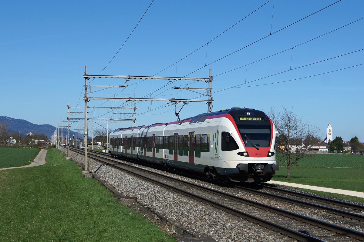 SBB: Regionalzug Olten-Biel mit FLIRT bei Niederbipp am 8. April 2015.
Foto: Walter Ruetsch