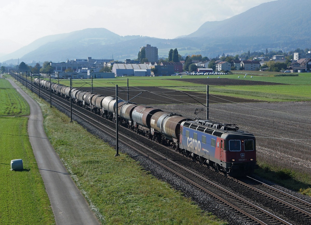SBB: Schwerer Oelzug mit Re 620 047-1  BEX  zwischen Biel und Solothurn im Gegenlicht unterwegs am 2. Oktober 2014.
Foto: Walter Ruetsch