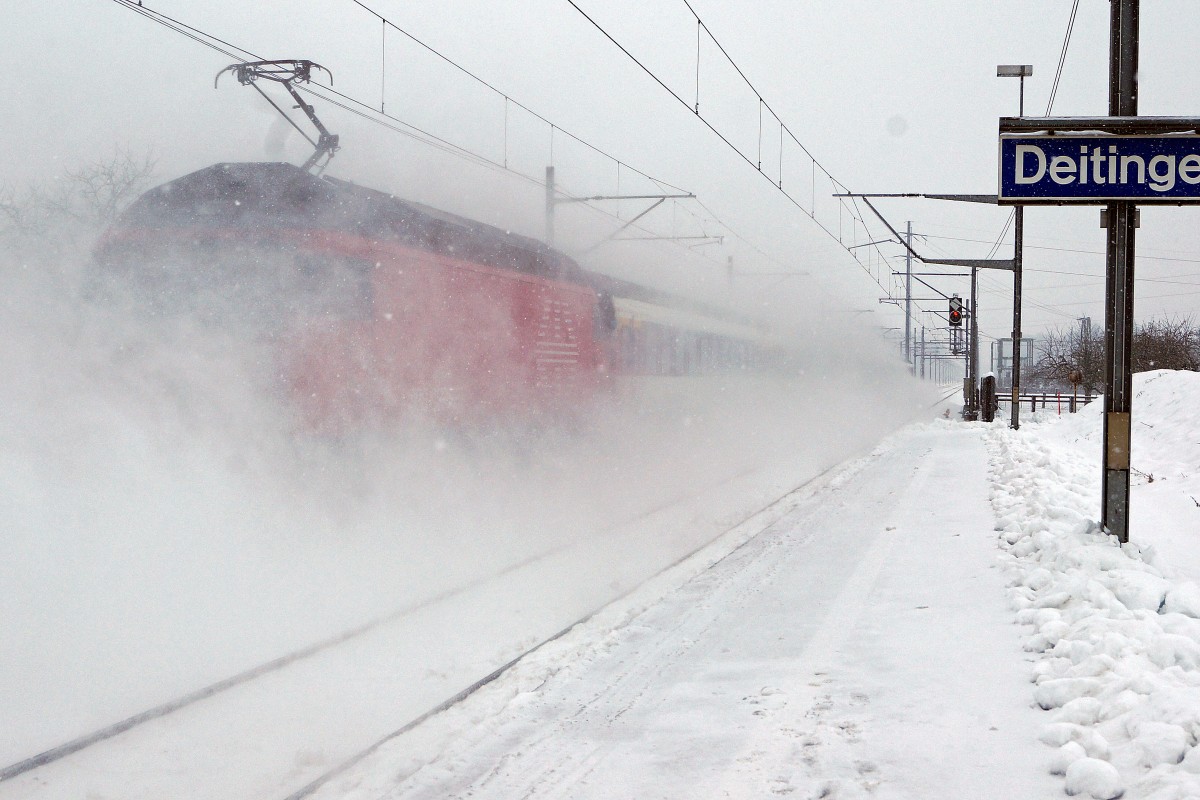 SBB: Winterstimmung für Allwetterfotografen in Deitingen am 29. Dezember 2014. Verewigt wurde ein IR Konstanz-Biel bei der Bahnhofsdurchfahrt Deitingen. Die rote Re 460 am Zugsschluss ist nur noch schwer zu erkennen im enormen Schneestaub.
Foto: Walter Ruetsch 