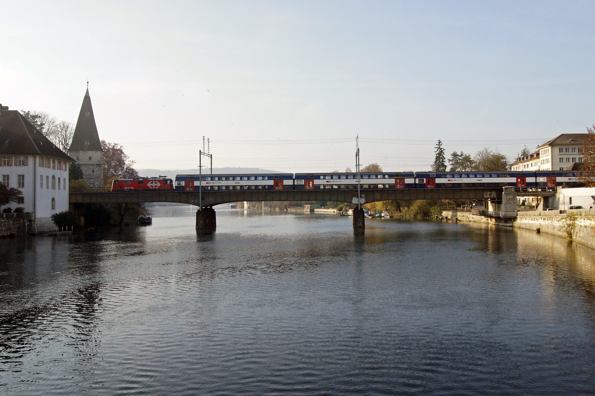 SBB: Zwei Re 420 mit S-Bahnwagen anlässlich einer Testfahrt am 21. November 2011 auf der Aarebrücke Solothurn.
Foto: Walter Ruetsch