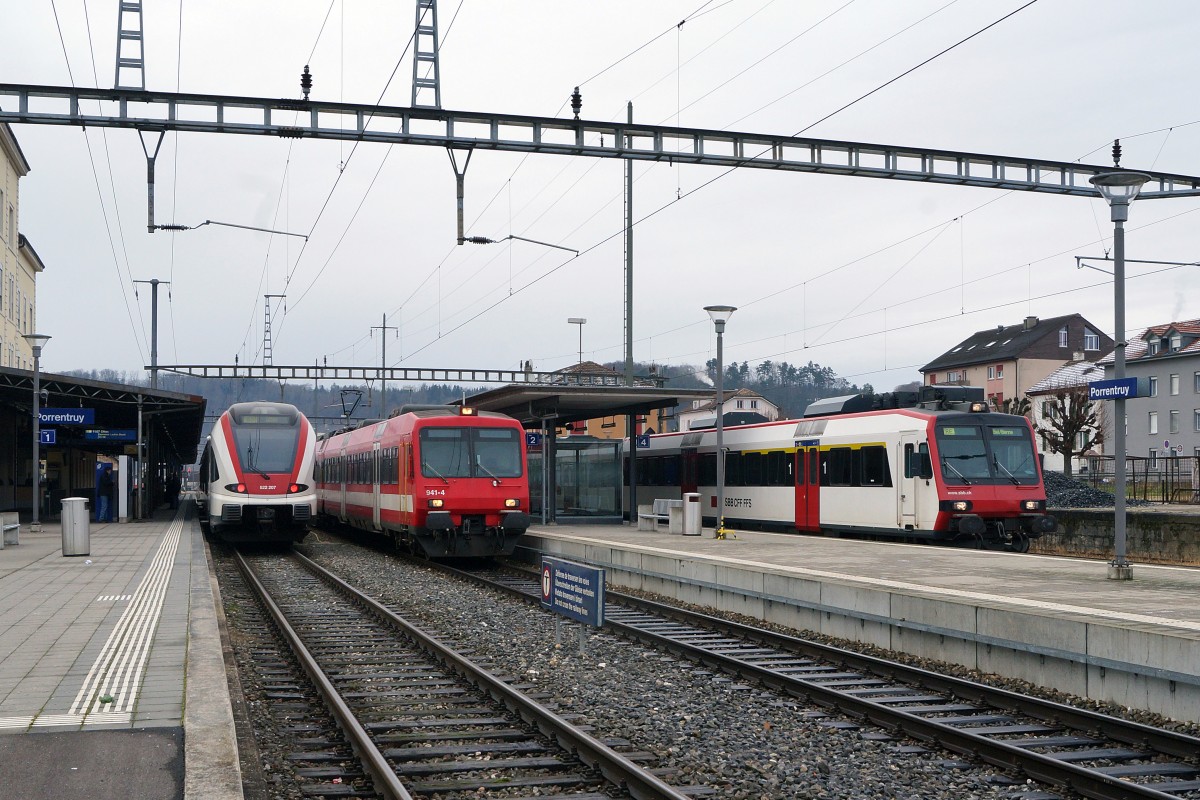 SBB/CJ: Am 10. Dezember 2014 in Porrentruy auf die Abfahrt wartend: SBB Flirt der S 3 nach Olten, CJ RBDe 560 ex SBB nach Bonfol sowie SBB 560 Kolibri/Domino nach Biel.
Bahnsujets der Woche 50/2014 von Walter Ruetsch  