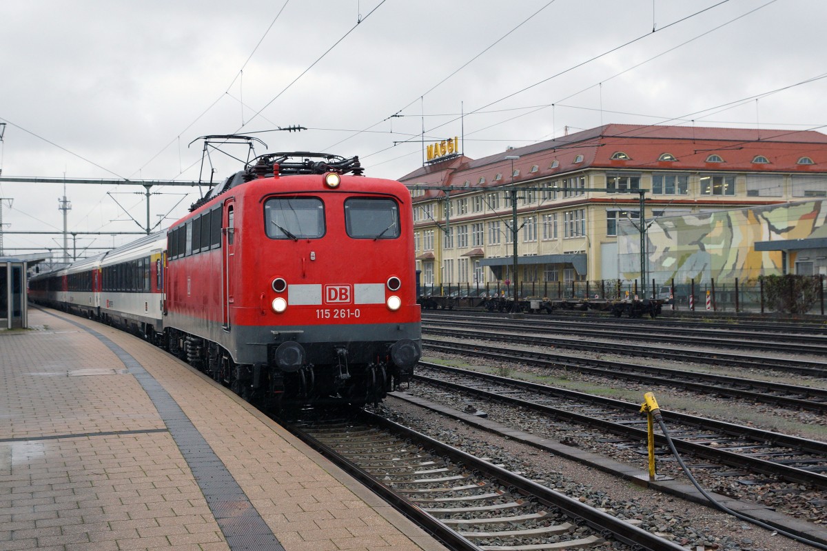 SBB/DB: Fotografieren in Singen am 20. November 2015 trotz starkem Wind und Dauerregen. Der IC Z�rich - Stuttgart mit der 115 261-0 w�hrend der Ausfahrt vor der Kulisse der MAGGI FABRIK, dem Wahrzeichen des Bahnhofs Singen.
Foto: Walter Ruetsch 