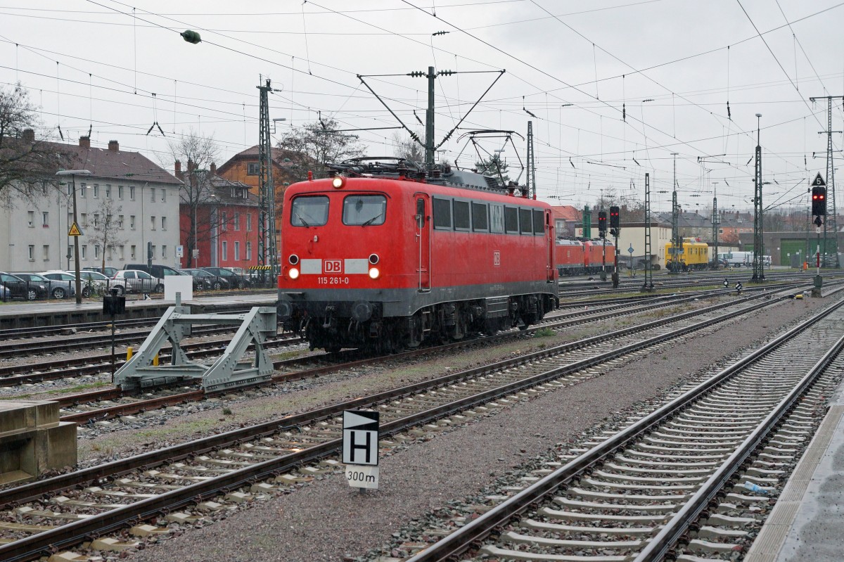 SBB/DB: Fotografieren in Singen am 20. November 2015 trotz starkem Wind und Dauerregen. Die 115 261-0 auf einem Abstellgeleise in Singen auf ihren n�chsten Einsatz wartend.
Foto: Walter Ruetsch 