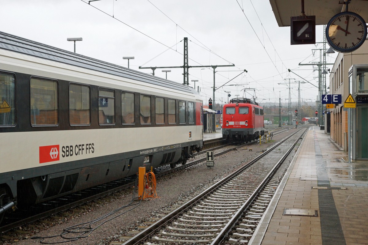 SBB/DB: Fotografieren in Singen am 20. November 2015 trotz starkem Wind und Dauerregen. Kurze Zeit nach der Ankunft in Singen wurden die SBB Bpm abgekuppelt und die 115 261-0 auf ein Abstellgeleise verschoben.
Foto: Walter Ruetsch 