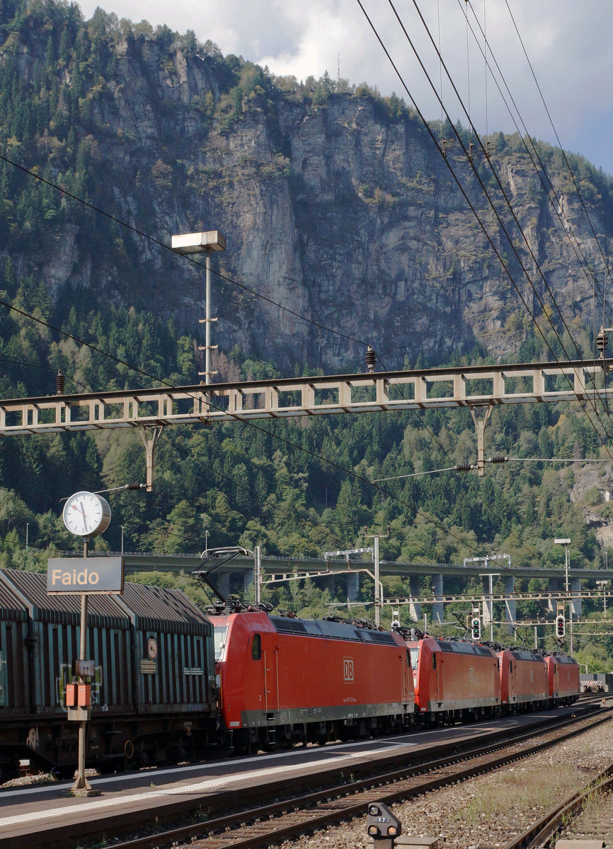 SBB/DB: In Richtung Norden fahrender Güterzug mit gleich vier DB-Loks der BR 185 in Faido am 13. September 2016.
Foto: Walter Ruetsch