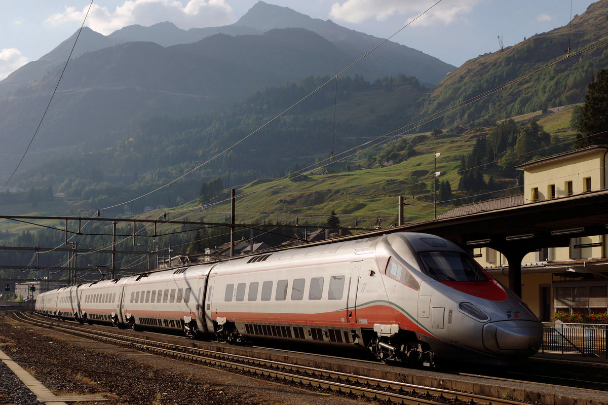 SBB/FS: Abendliche Stimmung in Airolo am 13. September 2016. Der EC mit einem unbekannten Trenitalia ETR 610 befand sich auf der Fahrt nach Zürich.
Foto: Walter Ruetsch