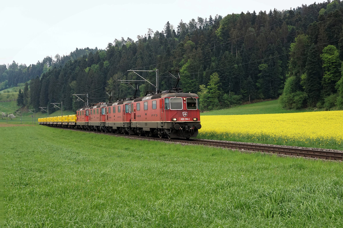 SBB/VHB: Sehr seltener Güterzug Gettnau-Rangierbahnhof Zürich Limmattal mit einer Re 16/16 zwischen Gettnau und Zell unterwegs am 3. Mai 2018. Vom Lokführer Simon Bütikofer wurde diese interessante Traktion bestehend aus Re 420 298-2, Re 420 277-6, Re 420 256-0 sowie der Re 420 292-5 überführt.
Foto: Walter Ruetsch
