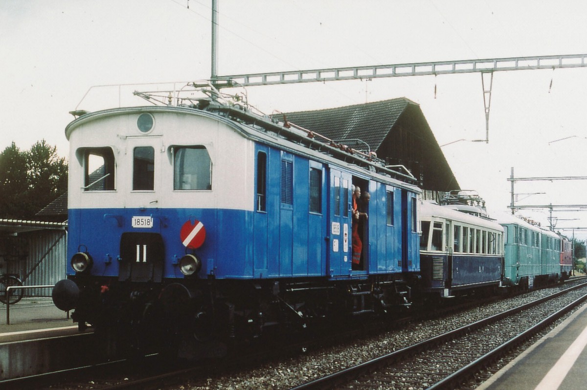 SBB/VHS: Wegen Umbauarbeiten des Verkehrshauses Luzern wurden im Jahre 2003 die Ae 8/14 11852 (1940), der BN Be 2/4 722 und der De 4/4 18518 (1928) in das Depot Olten ausgelagert. Die Ueberfuhr Luzern-Olten erfolgte mit einer Re 4/4 ||.
Foto: Walter Ruetsch 