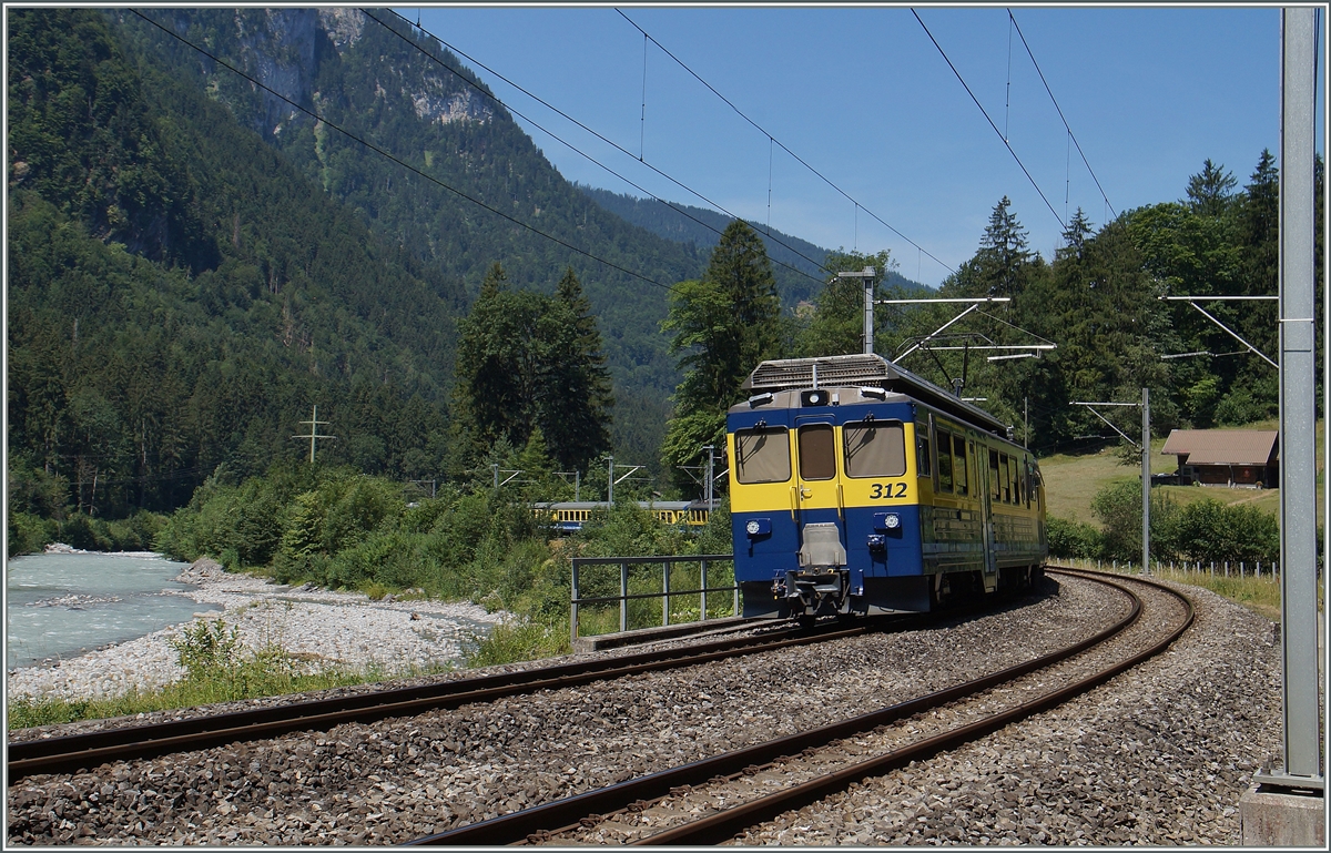  Schlangenhimmel  heisst diese Stelle, wo heute die BOB Züge auf einer modernen Doppelspur das ehemals etwas versumpfte Gebiet entlang der Lütschine entlangfahren.
12. Juli 2015