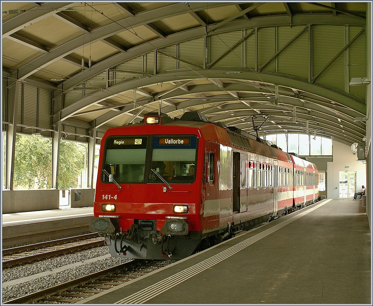 Schlicht und zweckmässige, der neue Bahnhof von Le Brassus.
Am Bahnsteig wartet der CJ RBDe 560 141-4  La Vouivre  (ex SBB RBDe 560 002-8  Sempach Neuenkirch ) mit Bt als Regionalzug nach Vallorbe auf die Abfahrt.

16. August 2009.

