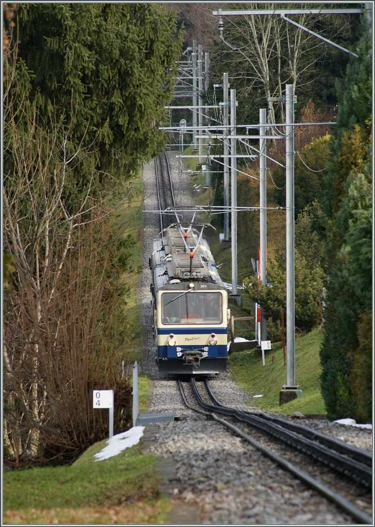 Schmalspur im Gebirge muss nicht immer Kurvenreich sein...
Rochers de Naye Bhe 4/8 kurz vor Glion. 
23. Dez. 2012