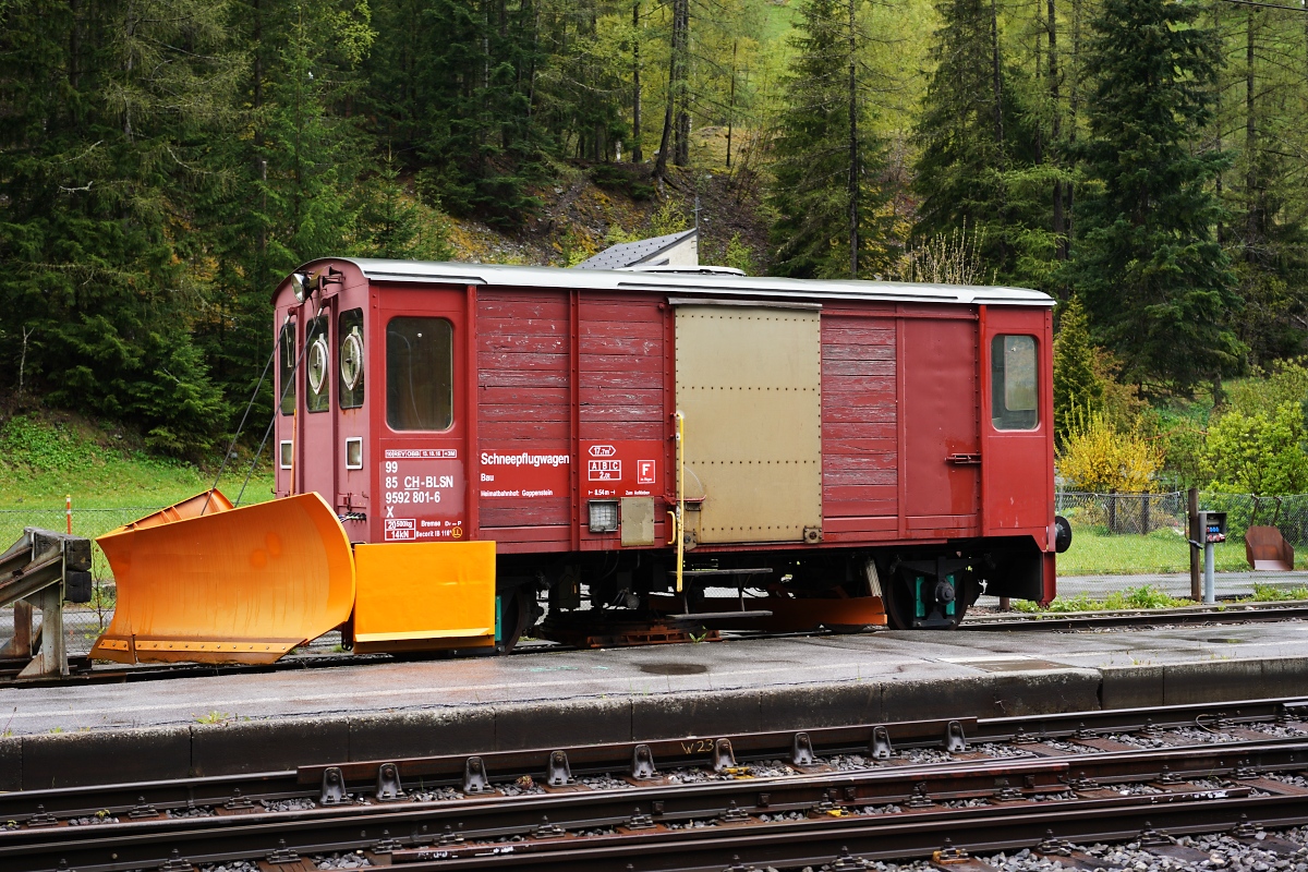 Schneepflugwagen 99 85 9592 821-6 CH-BLSN X am 07.05.2024 im Bahnhof Goppenstein
