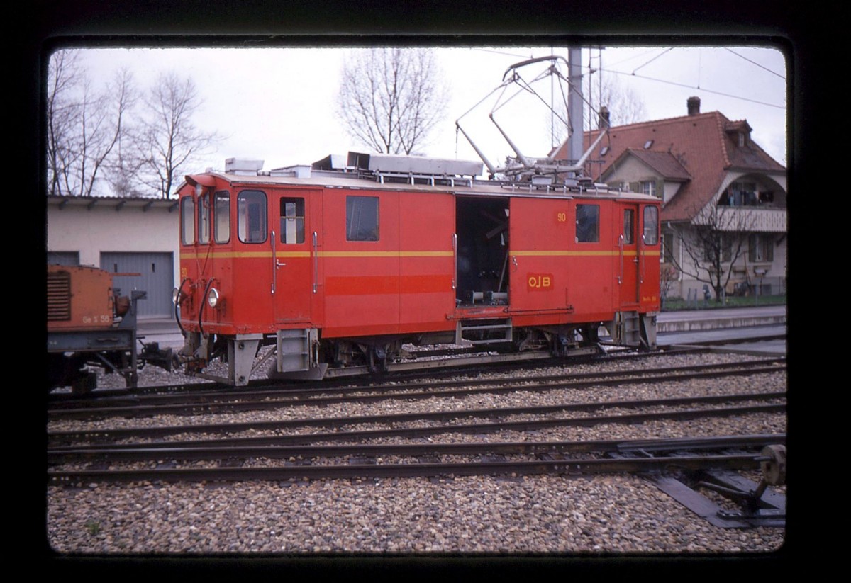 Schneepflugwagen OJB Xe2/2 90. Dieser Wagen kam 1969 von der eingestellten Sernftalbahn im Kanton Glarus. Dort war er 1955 aus verschiedenen Bestandteilen von Abbruchwagen erbaut worden. Langenthal, 26.April 1970. 