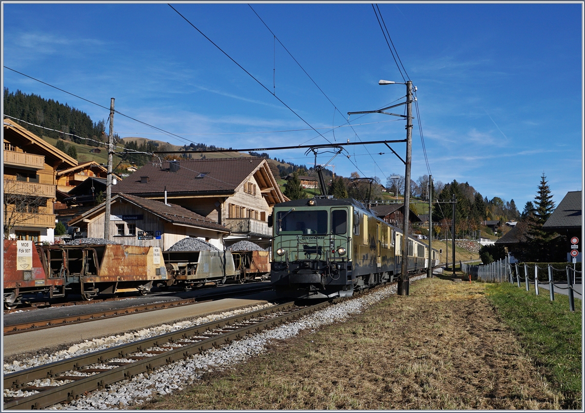Schönried mit seinem wunderschöne Stationsgebäude und den herrlich krummen Holzmasten. Auf Gleis drei erreicht die MOB GDe 4/4  Schokoladenzuglok  mit ihrem Classic Goldenpass Zug 2217 von Sannenmöser nach Montreux den Bahnhof.
29. Okt. 2016