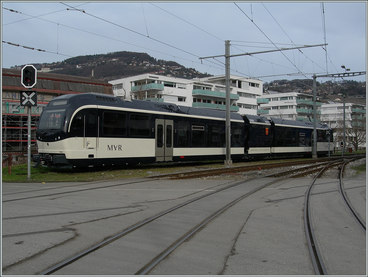 Schon fast ein neuer Weinzug: Nachdem der CEV MVR ABeh 2/6 7501  St-Légier  über einen Monat im Dépôt von Vevey vor sich hin reifte, durfte er gestern an die frische Luft, um wohl in der milden Wintersonne weiter an Charakter zu gewinnen. Bleibt die Hoffnung, dass die lokalen Künstler der Region den doch sehr schönen Zug des Nachts nicht als Leinwand benutzen.
Vevey, den 27. Feb. 2016