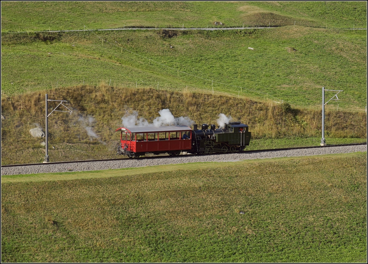 Schon lange wurde an ihr gearbeitet, ab nächstem Jahr bei der DFB dabei, die Vietnamesin HG 4/4 704. Nach wirklich unzähligen Arbeitsstunden war sie kurz vor der Abnahme zu letzten Bremsproben unterwegs. Hier auf dem Weg zum Zahnstangenlosen Steilstück kurz vor Hospental. September 2018.