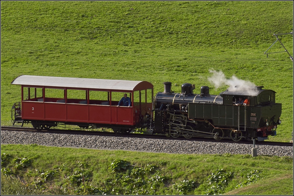 Schon lange wurde an ihr gearbeitet, ab nächstem Jahr bei der DFB dabei, die Vietnamesin HG 4/4 704. Nach wirklich unzähligen Arbeitsstunden war sie kurz vor der Abnahme zu letzten Bremsproben unterwegs. Hier auf dem Weg zum Zahnstangenlosen Steilstück kurz vor Hospental. September 2018.