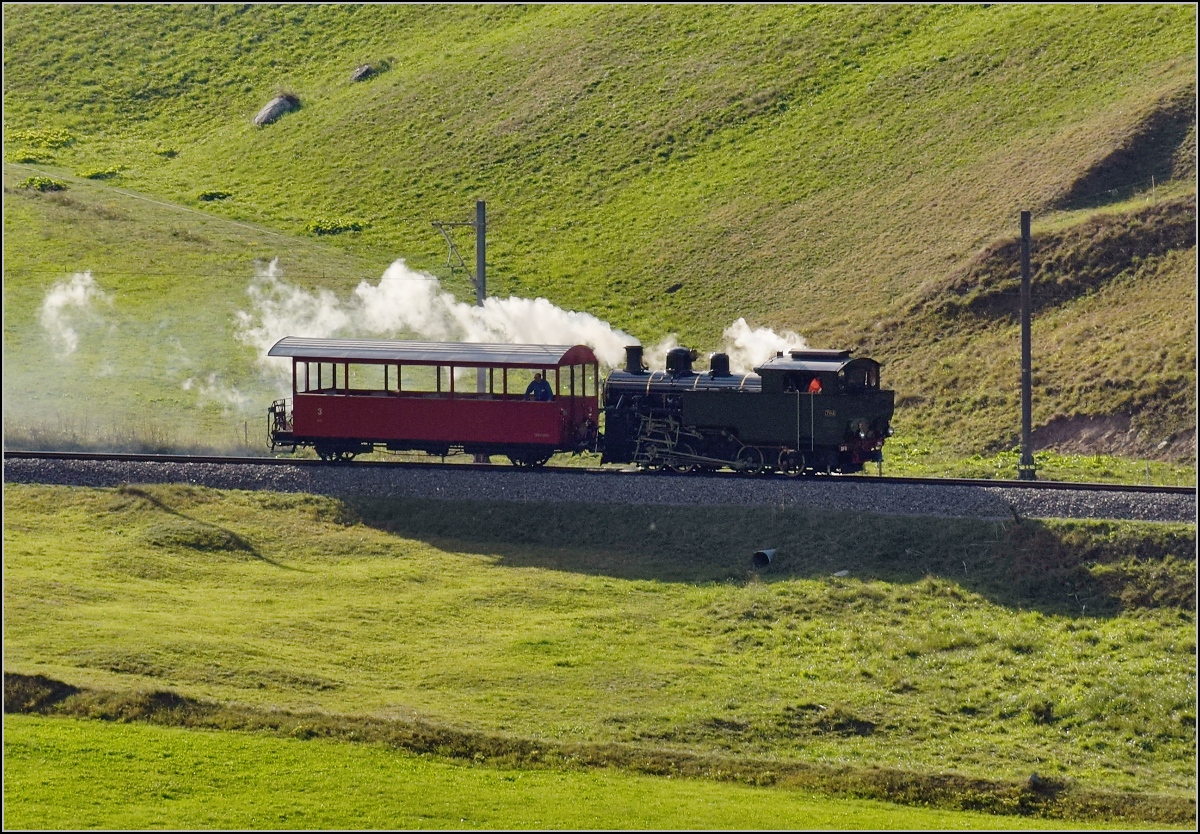 Schon lange wurde an ihr gearbeitet, ab nächstem Jahr bei der DFB dabei, die Vietnamesin HG 4/4 704. Nach wirklich unzähligen Arbeitsstunden war sie kurz vor der Abnahme zu letzten Bremsproben unterwegs. Hier auf dem Weg zum Zahnstangenlosen Steilstück kurz vor Hospental. September 2018.