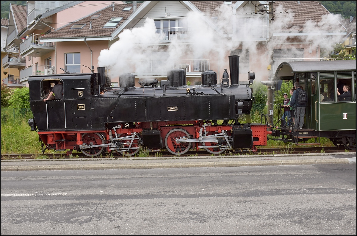 Schwarzwälderin am Genfer See. Mallet G 2x2/2 105 war einst bei der Zell-Todtnau-Bahn beschäftigt, zuvor bei der Kleinbahn Haspe-Voerde-Breckerfeld bei Hagen. 1968 rettete die Museumsbahn Blonay-Chamby das Schwarzwälder Kleinod. Eine baugleiche Maschine ist mit der 99 5906 bei den Harzer Schmalspurbahnen in Betrieb. Blonay, Juni 2017.