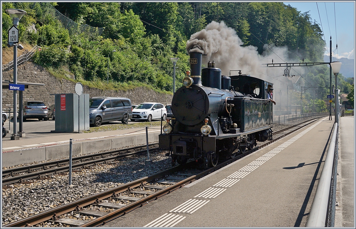Schweizer Dampftage Brienz 2018: Kräftig rauchend nähert sich die SBB G 3/4 208 der Ballenberg Dampfbahn in Brienz ihrem Zug.
30. Juni 2018