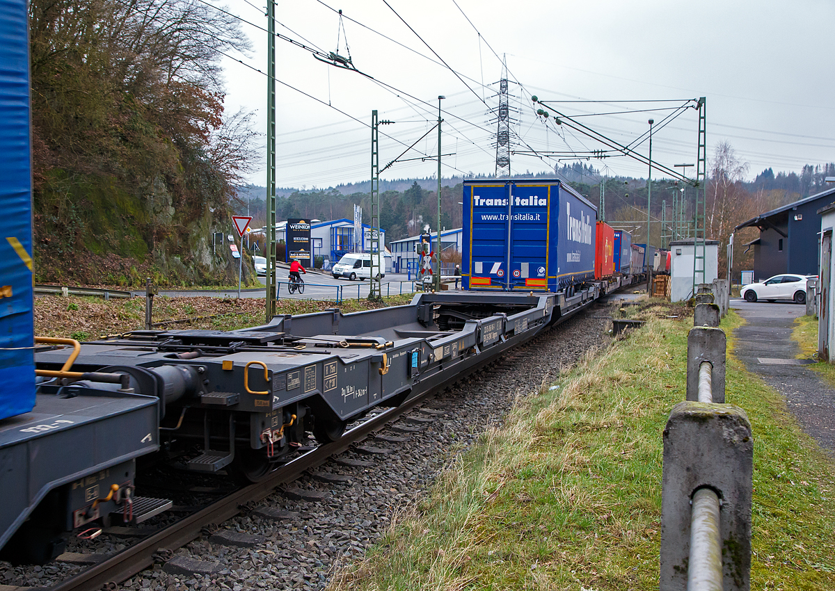 Sechsachsiger Gelenk-Taschenwagen (Doppeltaschenwagen Typ T3000e in Gelenkbauart) der Gattung Sdggmrss, 33 85 4956 945-1 CH-CEMAT, der Mercitalia Intermodal S.p.A., Mailand (ex Cemat S.p.A.), am 15.01.2022 bei einer Zugdurchfahrt im Zugverband in Scheuerfeld (Sieg). Da eine Hälfte nicht beladen ist, so ist ein guter Blick in die Tasche möglich.
	
Der Wagen wurde von Tatravagónka a.s. in Poprad (Slowakei) gebaut, die Entwicklung und wohl auch Lizenzgeber ist die Ferriere Cattaneo SA in Giubiasco (Schweiz). Die Fabrikschilder kann man links am Wagenende erkennen.

Diese Güterwagen sind zum Transport von kranmanipulierbaren Sattelaufliegern und genormten Wechselbehältern / Containern an allen europäischen Eisenbahnstrecken mit Normalspurweite bestimmt, auch bekannt als intermodaler Verkehr.

Technische Daten:
Spurweite: 1.435 mm
Länge über Puffer:34.200 mm
Drehzapfenabstand: 2 x 14.200 mm
Radsatzstand in den Drehgestellen: 1.800 mm
Eigengewicht: 34.300 kg
Max. Zuladung: S / SS 85 t für Streckenklasse C; S 100 t / SS 85 t für Streckenklasse D
Max. Radsatzlast S/SS: 	22,5 t / 20 t
Max. Geschwindigkeit bei Radsatzlast 20 t / 22,5 t: 120/100 km/h
Ladelänge: 2 x 16.100 mm
Ladehöhe (für Container): 1.155 m
Nutzbare Länge des Raums zwischen den Schutzträger: 10.490 mm
Raumbreite zwischen Längsträgern: min. 2.700 mm
Kleinster befahrbarer Gleisbogen: R = 75 m
Drehgestelle: 1x Y25Ls(s)i1f und 2 x Y25Lssi1-K
Bremse:2 x DK-GP-A (K), max. 108 t
Bremssohle: Jurid 816 M
Handbremse: Ja, auf das mittlere Drehgestell
