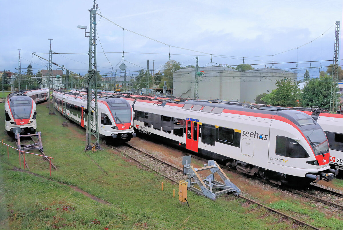 Seelinie Rorschach - Arbon - Romanshorn - Kreuzlingen (dann Fortsetzung Stein am Rhein - Schaffhausen): Kurz vor der Einfahrt in Kreuzlingen kommt die Seelinie an den Abstellgleisen für die Züge des Seehas nach Deutschland vorbei. Im Bild die SBB Flirt 521 206, 201 und 204 des Seehas. 5.Oktober 2021 