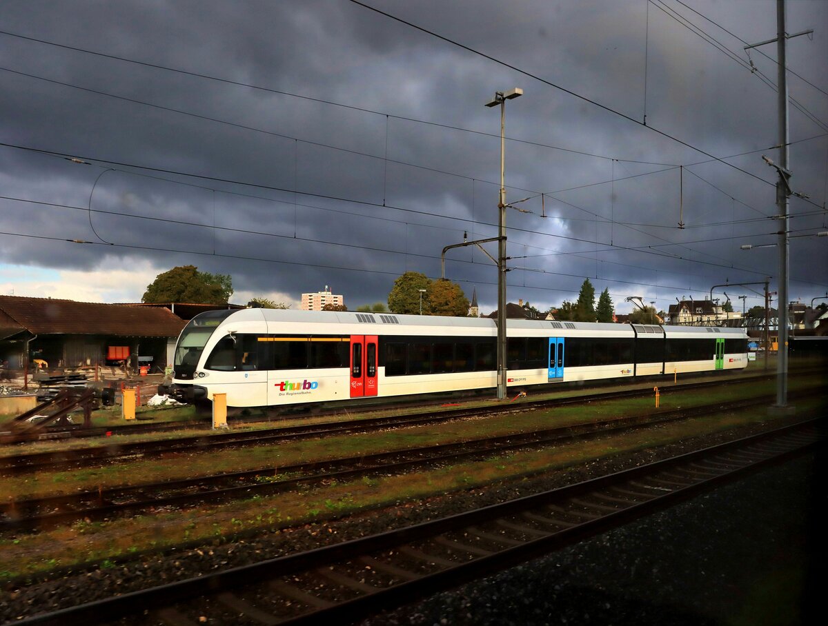 Seelinie Rorschach - Arbon - Romanshorn - Kreuzlingen (dann Fortsetzung Stein am Rhein - Schaffhausen): Ausserhalb des Bahnhofs Romanshorn abgestellter Thurbo GTW 2/8 752. 7.Oktober 2021  