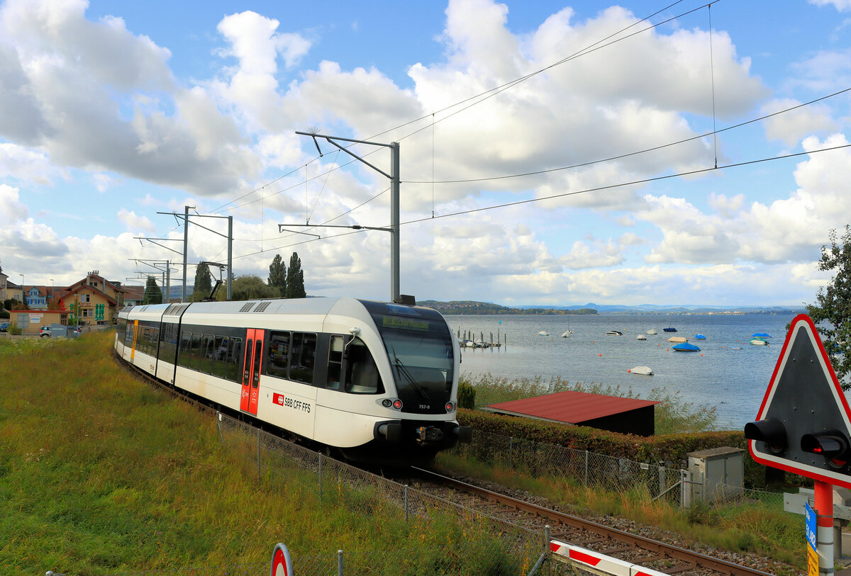 Seelinie Rorschach - Arbon - Romanshorn - Kreuzlingen - Stein am Rhein - Schaffhausen: Ausfahrt Thurbo GTW 2/8 757 aus Mannenbach Salenstein. 6.Oktober 2021 
