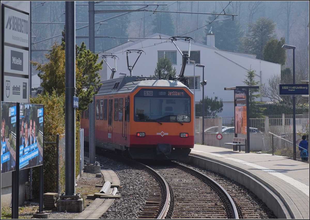 Seine Zeit ist abgelaufen. Triebwagen Be 556 527, vorne Be 556 522, ein Tiefeinstiegswagen und ein nicht bekannter Be 556 in Uitikon-Waldegg. 

Bei der Aufnahme im März 2022 war es 10 vor 12. Wer das noch ablichten will, Ostern ist 5 vor 12.