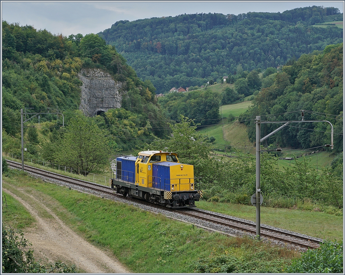 Seit 160 Jahren fahren Züge über den Hauenstein und obwohl die Strecke durch den Hauenstein Basistunnel bereits 1916 zur Nebenbahn degradiert wurde, gibt es wohl nicht viele Fahrzeugtypen, die hier noch nicht gesehen wurden. Zwischen Läufelfingen und Buckten zeigt sich die WRS (Widmer Rail Service) Am 847 906-5 (UIC 98 85 5 847 906-5 CH-WRSCH) freundlich zum Grusse hupend auf der Fahrt Richtung Sissach. 7. August 2018