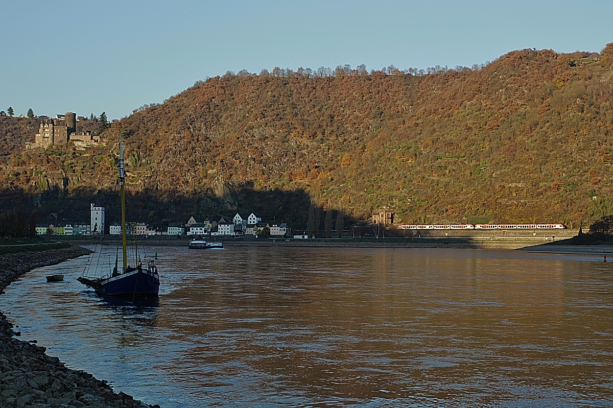Seit 2010 betreibt Vias die rechtsrheinische Strecke Frankfurt - Wiesbaden - Koblenz/Neuwied. Eingesetzt werden drei- und vierteilige Stadler-Flirt. Im letzten Sonnenlicht treffen zwei vierteilige Flirt am 16.11.2018 auf dem Weg von Frankfurt nach Koblenz in St. Goarshausen ein. Der Ort legt bereits im Schatten, nur noch Burg Katz wird von der Sonne beschienen.