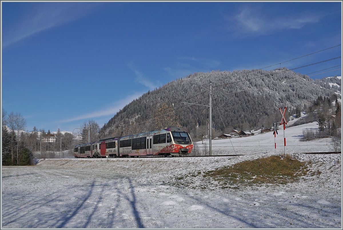 Seit 2017 sind die MOB und die Nankai Railway  Sister Railways , aus diesem Grund wurde, unter anderem, der MOB Be 4/4 5002 mit Bt und ABt entsprechend beklebt. Im Bild pendelt, wie es sich für einen Lenkerpendel  gehört, dieser zwischen Zweisimmen und der Lenk hin und her. 
Die Bilder entstanden zwischen Blankenburg und Stöckli. 

3. Dezember 2020