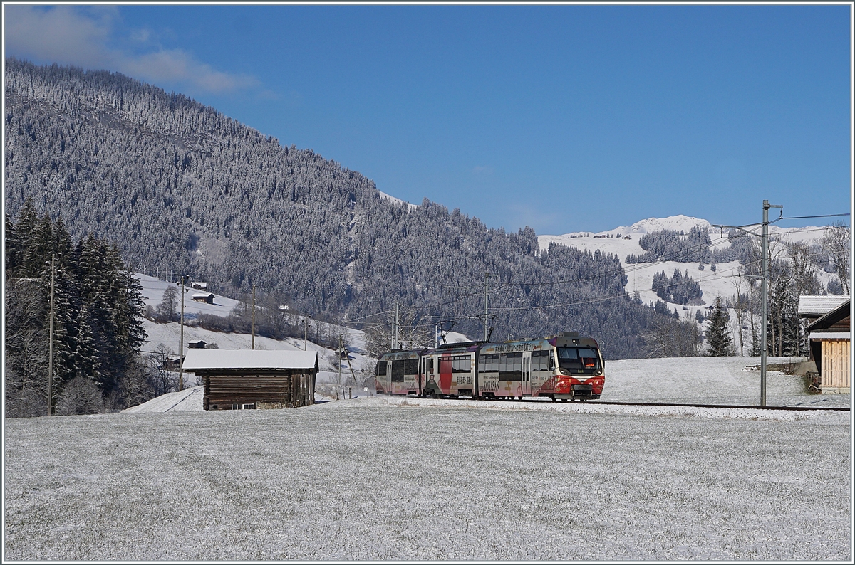 Seit 2017 sind die MOB und die Nankai Railway  Sister Railways , aus diesem Grund wurde, unter anderem, der MOB Be 4/4 5002 mit Bt und ABt entsprechend beklebt. Im Bild pendelt, wie es sich für einen Lenkerpendel  gehört, dieser zwischen Zweisimmen und der Lenk hin und her. 
Die Bilder entstanden zwischen Blankenburg und Stöckli. 

3. Dezember 2020