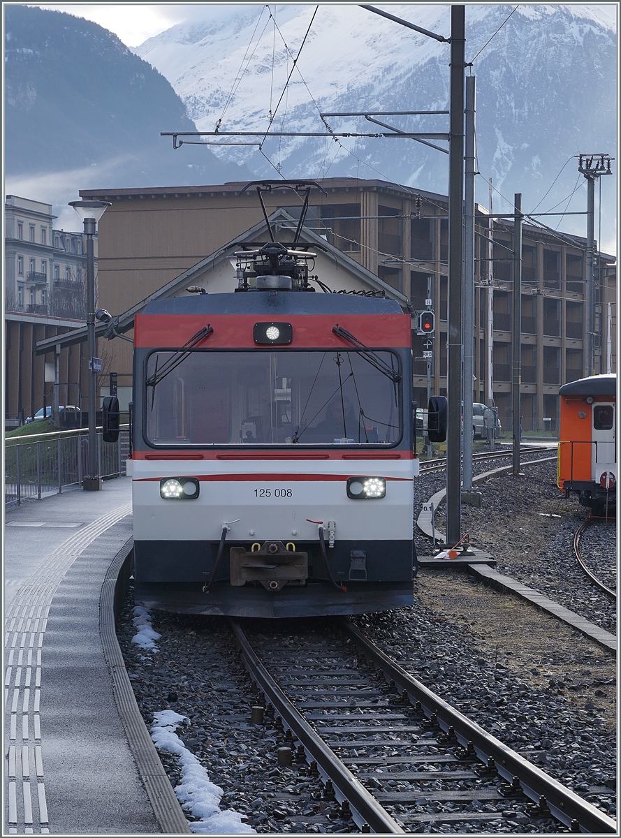 Seit dem 1. Januar hat die Zentralbahn die MIB übernommen und einige Fahrzeuge zeigen sich schon mit entsprechenden Änderungen. Im Bild zeigt sich der Be 125 008, bei der MIB als Be 4/4 8 geführt und im Innenraum mit 90 85 8470 008-6 angeschrieben ist bei der Ankunft in Meiringen. 

17. Februar 2021