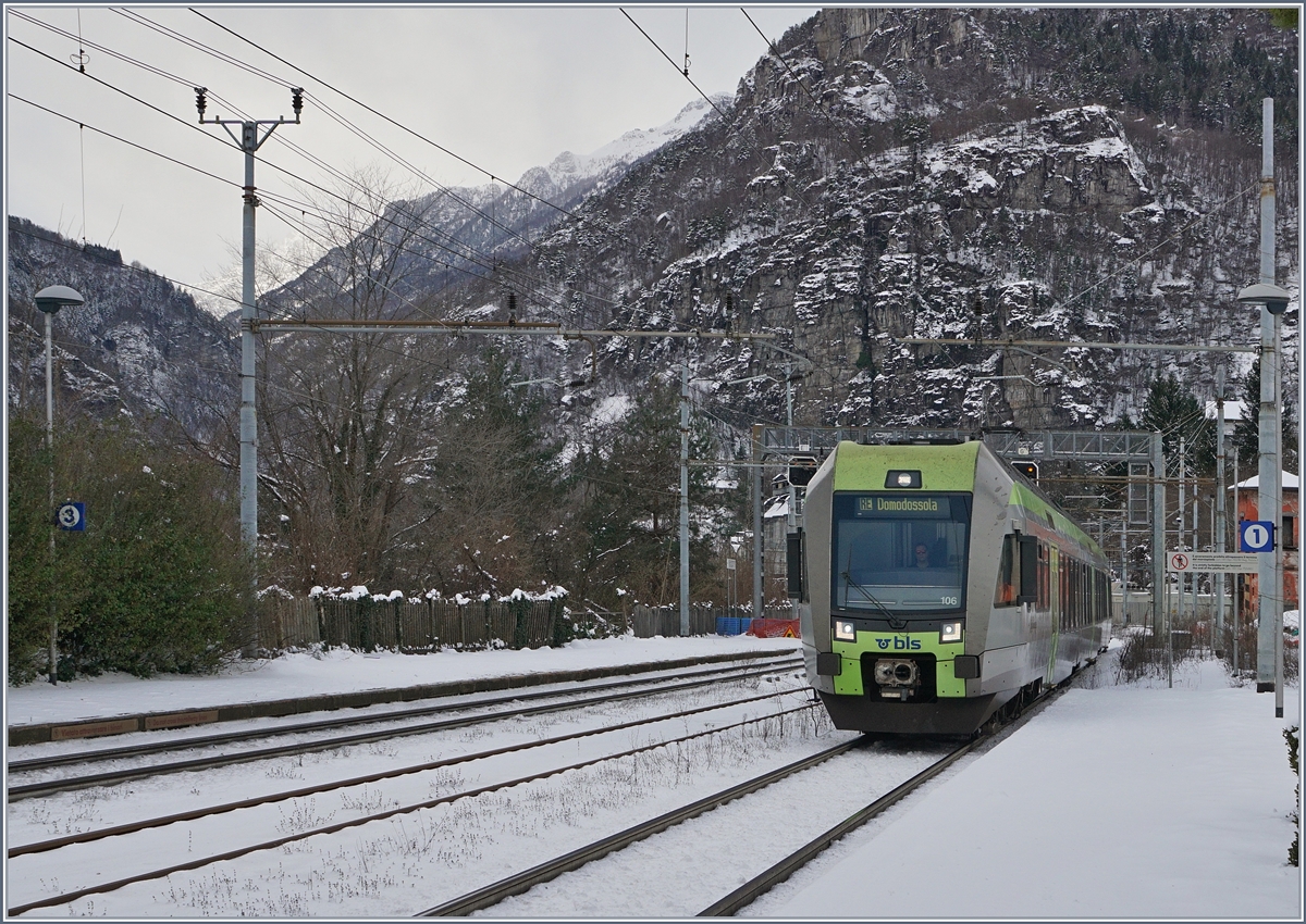 Seit dem Fahrplanwechsel vom 11.12.2016 fährt die BLS mit wenigen Zugspaaren meitst in Tagesrandlage bis Domodossola, an Samstagen und Sonntagen verkehrt ein weiters zur Mittagszeit: Hier erreicht der BLS RABe 535 106 Varzo.
14. Jan. 2017
