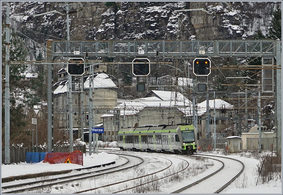 Seit dem Fahrplanwechsel vom 11.12.2016 fährt die BLS mit wenigen Zugspaaren meist in Tagesrandlage bis Domodossola, an Samstagen und Sonntagen verkehrt ein weiters zur Mittagszeit: Hier erreicht der BLS RABe 535 106 Varzo.
7. Jan. 2017