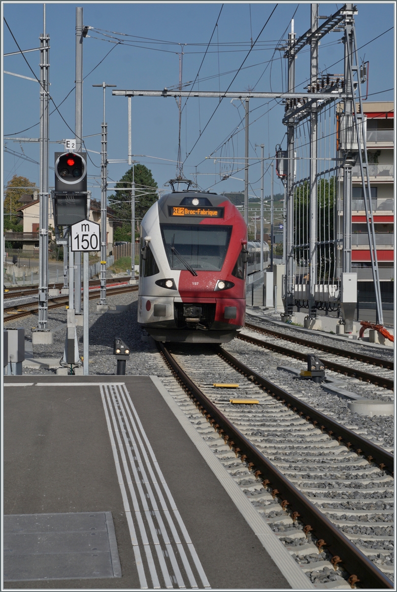 Seit heute fahren die Züge wieder nach Broc Fabrique; hier erreichen zwei TPF RABe 527  Bulle. 

24. Aug. 2023