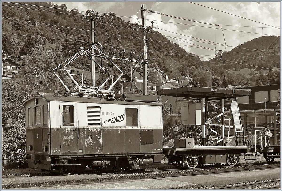 Seit der Revision der CEV HGe 2/2 N° 1 ist die ebenfalls 1911 gebauten HGe 2/2 N° 2 eher selten zu sehen. Hier zeigt sie sich kurz mit einen Fahrleitungsmontagewagen in Blonay.
16. August 2016