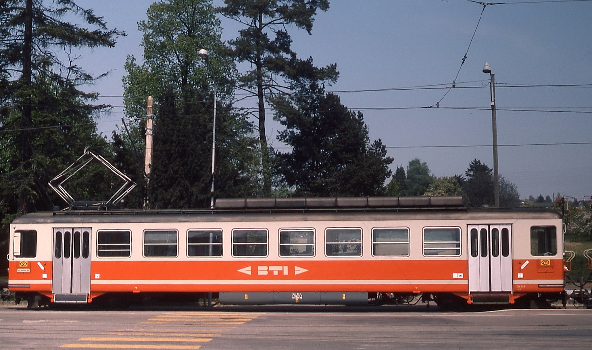 Seitenansicht des Be 4/4 4 der Biel-T�uffelen-Ins Bahn in Ins (Mai 1980)
