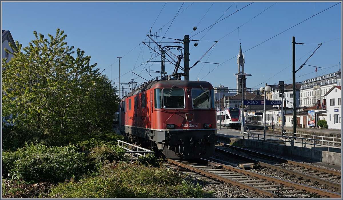 Seltene Gäste? Jedenfalls ein schwieriges Umfeld für ein Foto: Die SBB Re 430 353-3 und kaum zu sehen die SBB Re 420 307-1 in Konstanz
24. April 2017