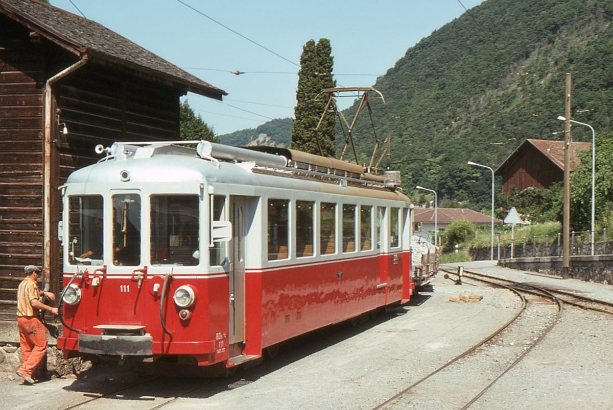 Sernftalbahn / Aigle-Ollon-Monthey-Champéry: Der frühere Sernftalbahnwagen 5 als AOMC 111 am 31.Juli 1975 in Ollon. 