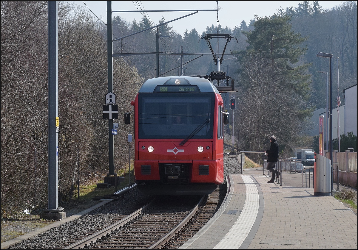 Sie dürfen bleiben: Mehrsystemtriebzug mit verschiebbarem Stromabnehmer Be 552 511 und dahinter Be 552 514 in Uitikon-Waldegg. März 2022.