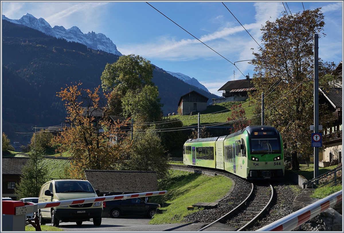 Sieben Gipfel haben die Dents de Midi und sieben GTW Bhe 2/4 hat die TPC gekauft und so jedem Triebwagen einen Namen eines Gipfels der Dent de Midi gegeben: hier erreicht der Bhe 2/6  544  L'Eperon  den Halt Crois-du-Nant.
28. Okt. 201