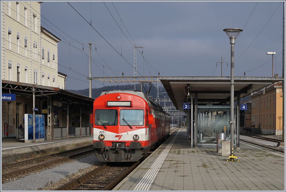 Sieht aus wie neu: der BLS / CJ RBDe 566 221 in Porrentruy vor dem schön gepflegten Bahnhofsgebäude. Übrigens wird, zumindest auf Gleis 1 wird der Abfahrtsbefehl noch mit einer Kehle gegeben! 15. Dezember 2018 