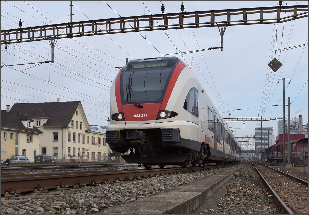 Sieht verboten aus, ist aber ganz normal von der Strasse aufgenommen. Frankreich-Flirt RABe 522 211 auf dem Weg nach Basel SBB. Pratteln, Februar 2017.