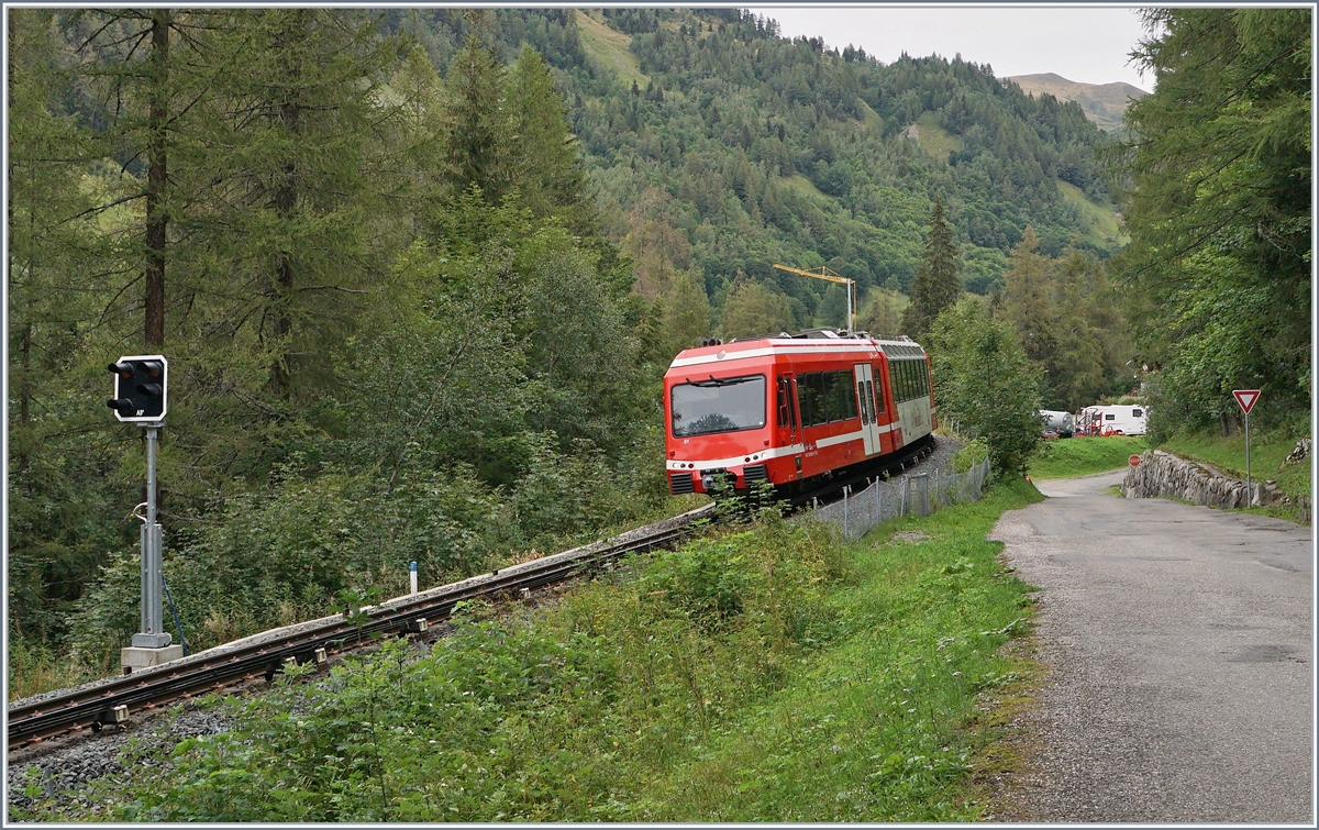 Signale in Frankreich, die grosse Überraschung in diesem Jahr: Einerseits die Semaphor Signale auf einzelnen Station auf der Strecke von La Roche sur Foron nach Annecy und Saint Gervais und anderseits die Ausstattung der Strecken Saint Gervais - Vallorcine mit  Schweizer  Signalen. Hier ein Bild ein SNCF Z 850 52 (94 87 0001 852-6 F-SNCF) als TER 18914 von Vallorcine nach Saint Gervais beim Einfahrvorsignal von Montroc Le Plantet 

25. August 2020 
