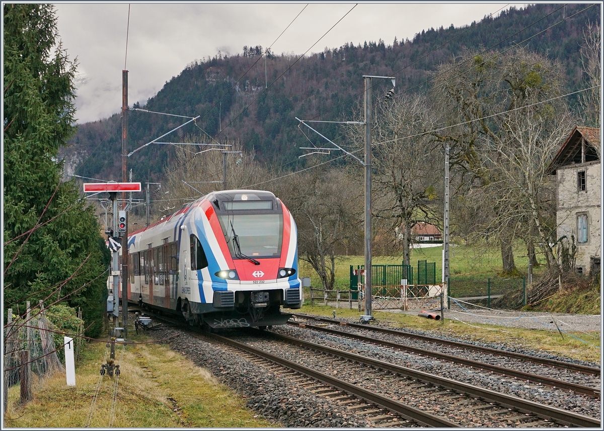 Signale in Frankreich, die grosse Überraschung in diesem Jahr: Einerseits die Semaphor Signale auf einzelnen Station auf der Strecke von La Roche sur Foron nach Annecy und Saint Gervais und anderseits die Ausstattung der Strecken Saint Gervais - Vallorcine mit  Schweizer  Signalen. Hier ein Bild aus Saint-Laurent mit dem eintreffenden SBB RABe 522 232 der als SL2 23416 von Coppet (ab 8:19) nach Annecy (an 10:16) unterwegs ist und sich beim Ausfahrsignal der Gegenrichtung zeigt. 

21. Februar 2020