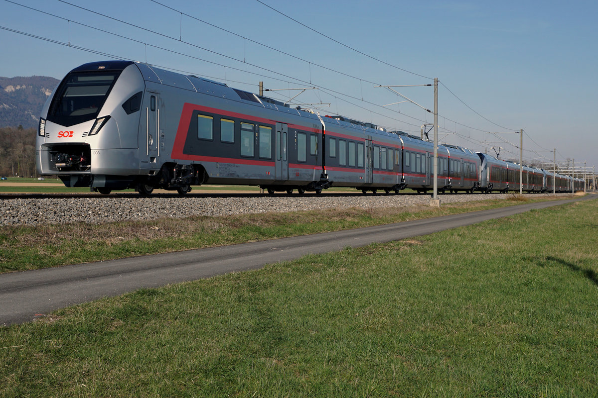 SOB RABe 526 002-1 für Regionalverkehr zusammen mit drei Schwesterfahrzeugen (4-fach-Traktion) auf Testfahrt zwischen Solothurn und Grenchen am 21. März 2019.
Foto: Walter Ruetsch 