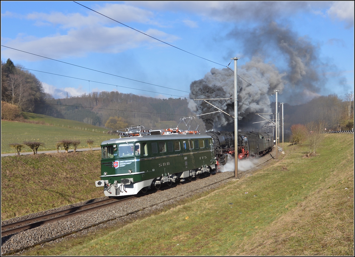 Sogar auf Schweizer Gleisen in Deutschland ist 01 1066 die Fahrt nur mit Blindenhund gestattet. Die ehrenvolle Aufgabe hat Ae 6/6 11407 Aargau. Jestetten, M�rz 2015.